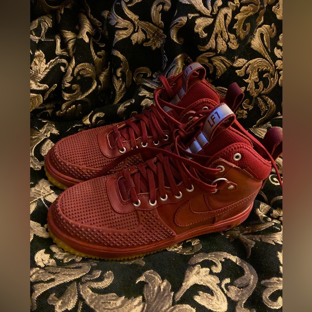 Pre owned,Nike boots size 11 mens, burgundy color great shape like new!
